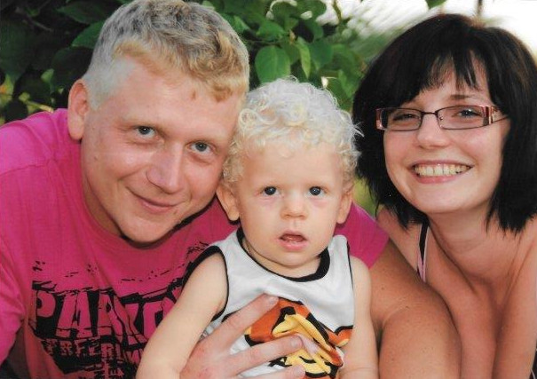 Lukas mit seinen Eltern